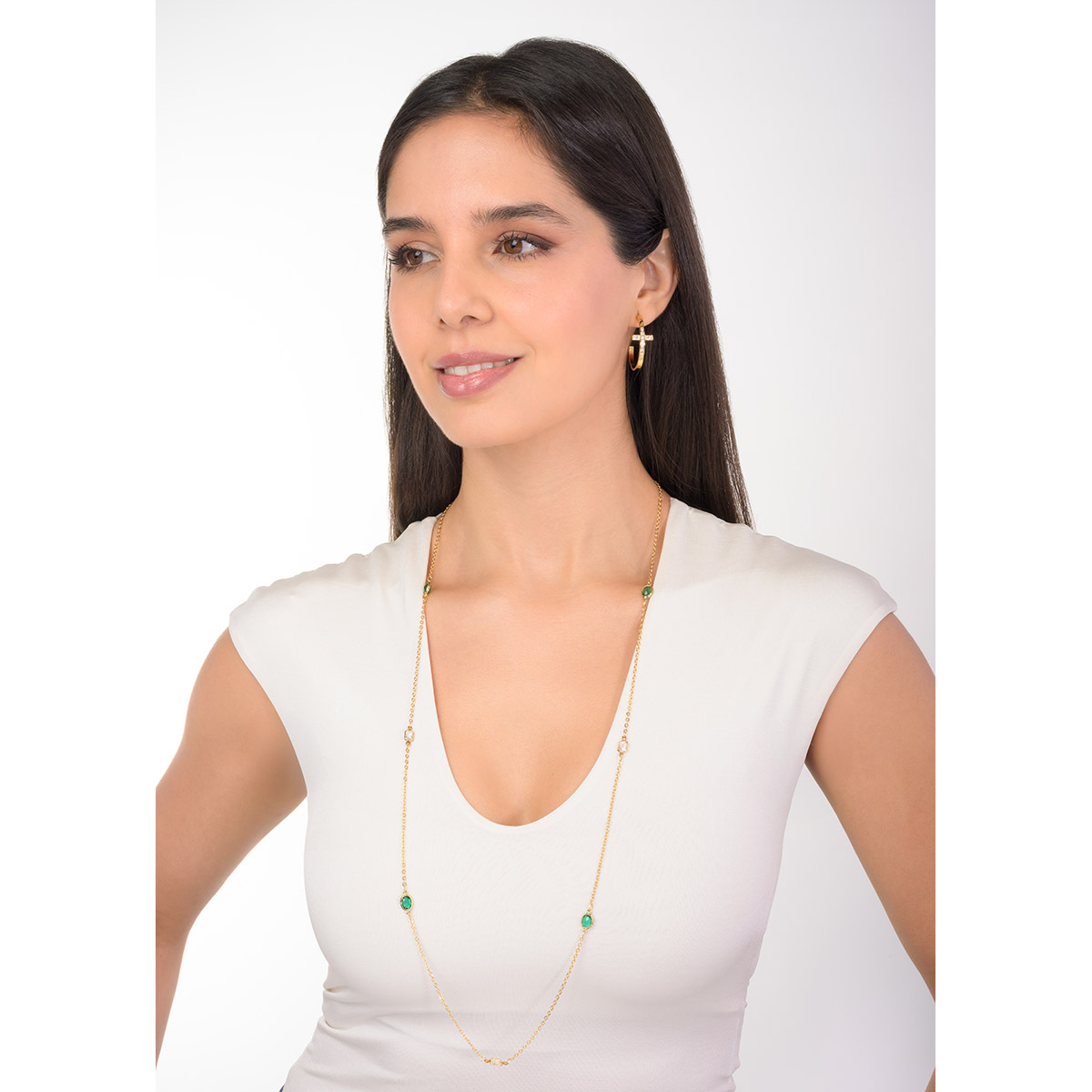 Collar en baño de oro con piedras en tono verde y destellos brillantes