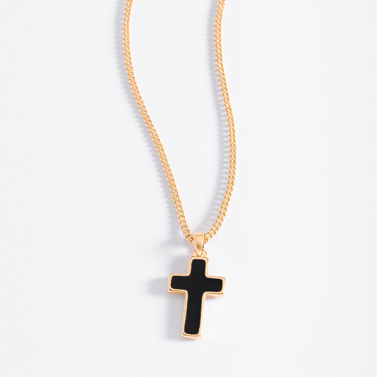 Collar con dije en forma de cruz, de 60 cm, en baño de oro, con esmalte negro.