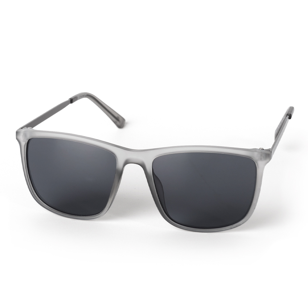 Finos lentes de sol, con carátula en tono gris y mica en tono negro. 
-Protección UV 400
