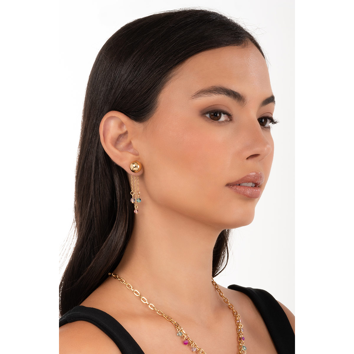 Arete en baño de oro con tres cadenas y cuentas en tonos amatista, verde claro y azul claro que aporta un toque brillante y moderno a tu estilo.