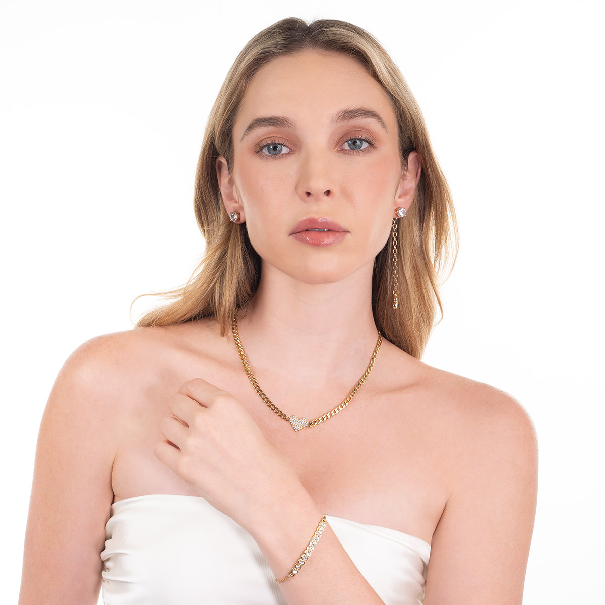 Ear cuff en baño de oro cadena y dije corazón pulido