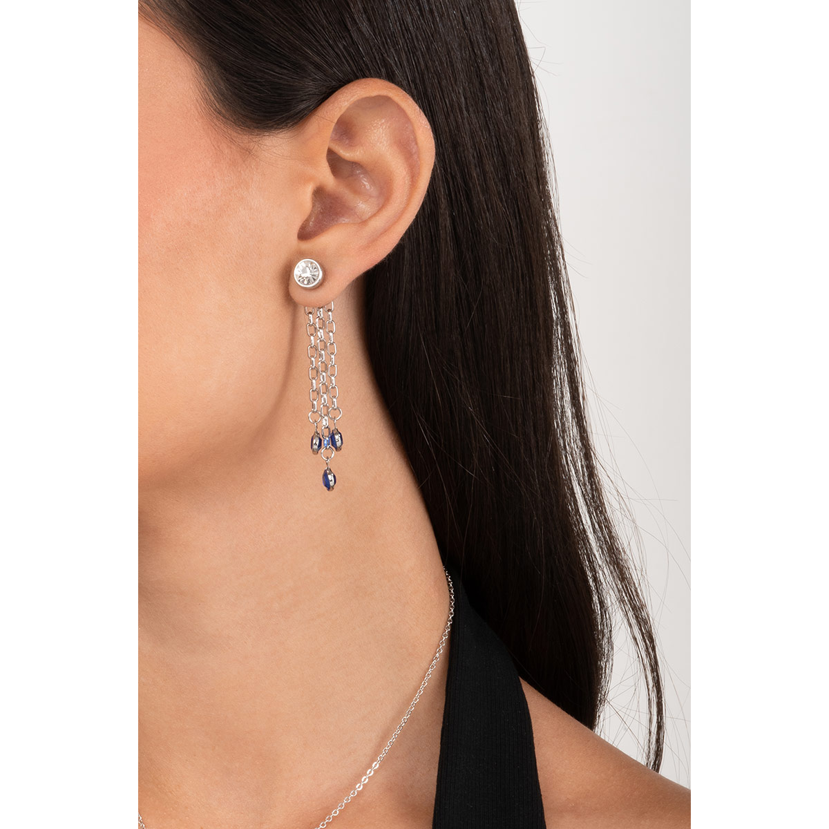 Arete en baño de rodio con tres cadenas y piedras azul zafiro que aporta un toque brillante y contemporáneo perfecto para destacar tu estilo.