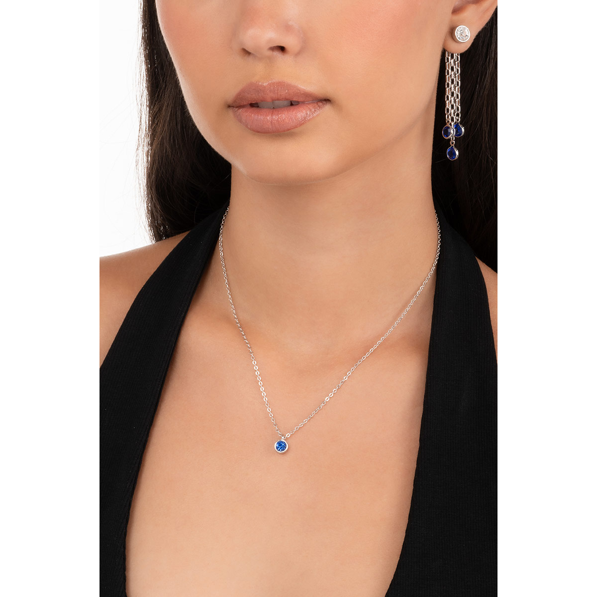 Arete en baño de rodio con tres cadenas y piedras azul zafiro que aporta un toque brillante y contemporáneo perfecto para destacar tu estilo.