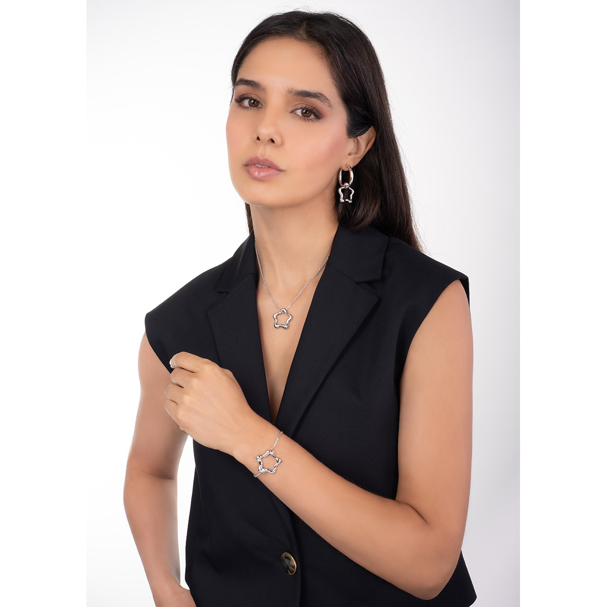 Componente en baño de rodio con silueta de estrella fluida y acabado brillante, perfecto para crear combinaciones modernas y diferenciadas en joyería.