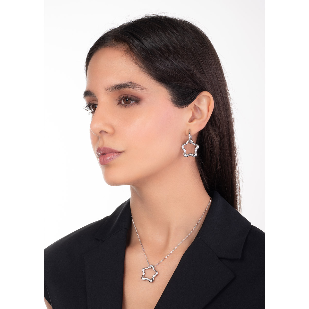 Componente en baño de rodio con silueta de estrella fluida y acabado brillante, perfecto para crear combinaciones modernas y diferenciadas en joyería.