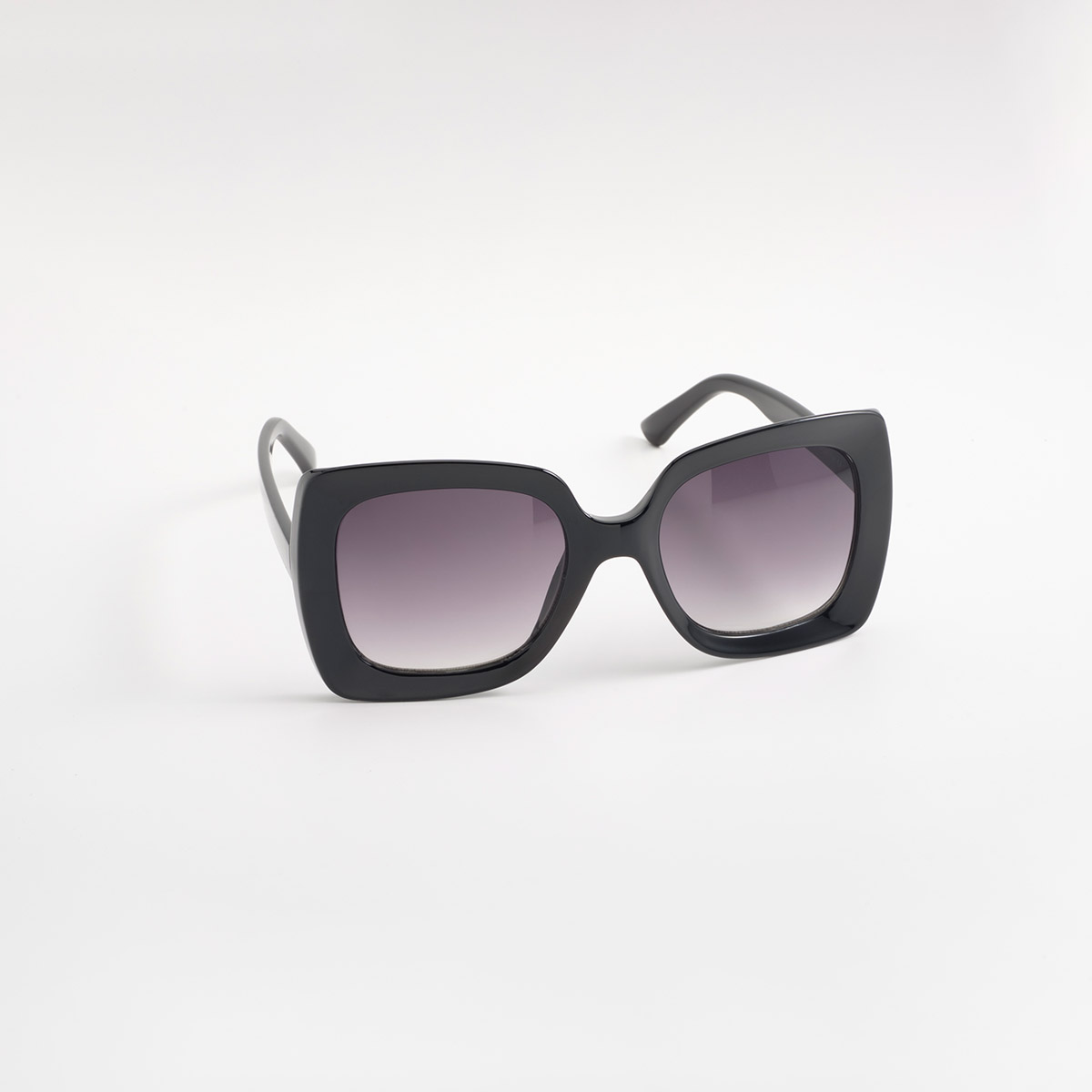 Lentes de sol oversized negros con acabado brillante y diseño contemporáneo