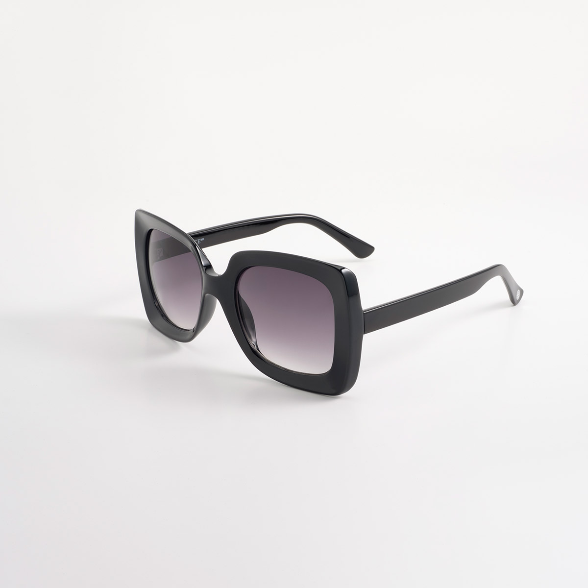 Lentes de sol oversized negros con acabado brillante y diseño contemporáneo