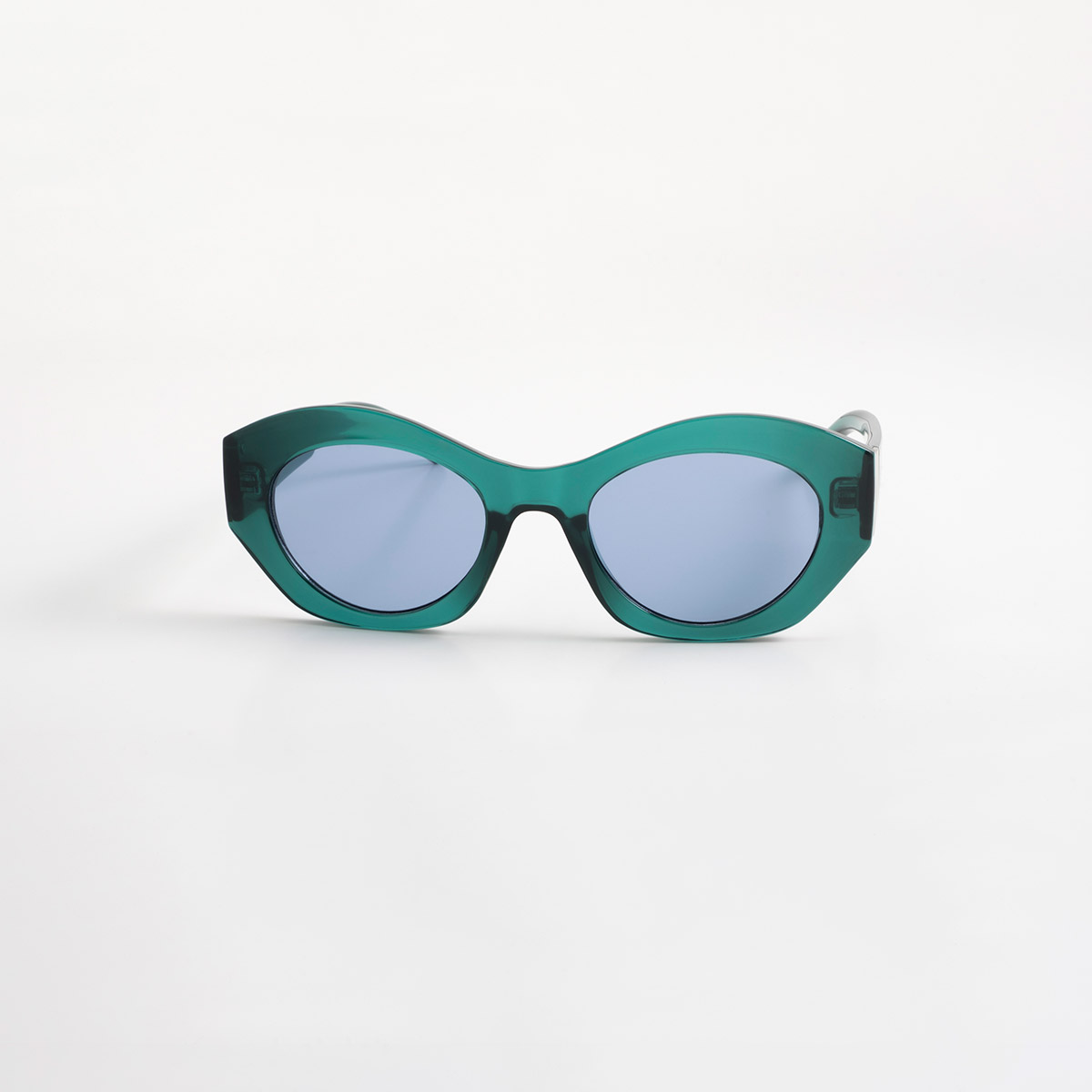 Lentes de sol verdes translúcidos con silueta cat eye y acabado contemporáneo