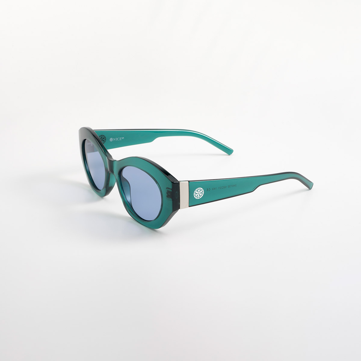Lentes de sol verdes translúcidos con silueta cat eye y acabado contemporáneo