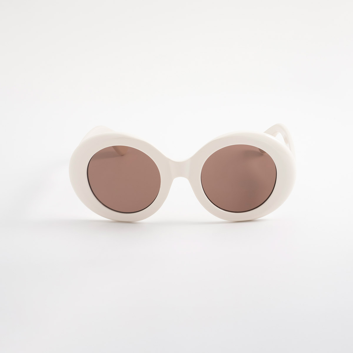 Lentes de sol color crema con silueta redonda oversized y acabado contemporáneo