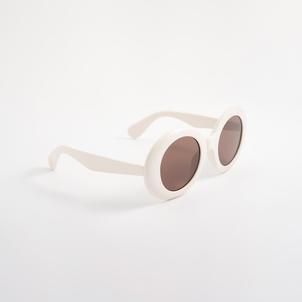 Lentes de sol color crema con silueta redonda oversized y acabado contemporáneo