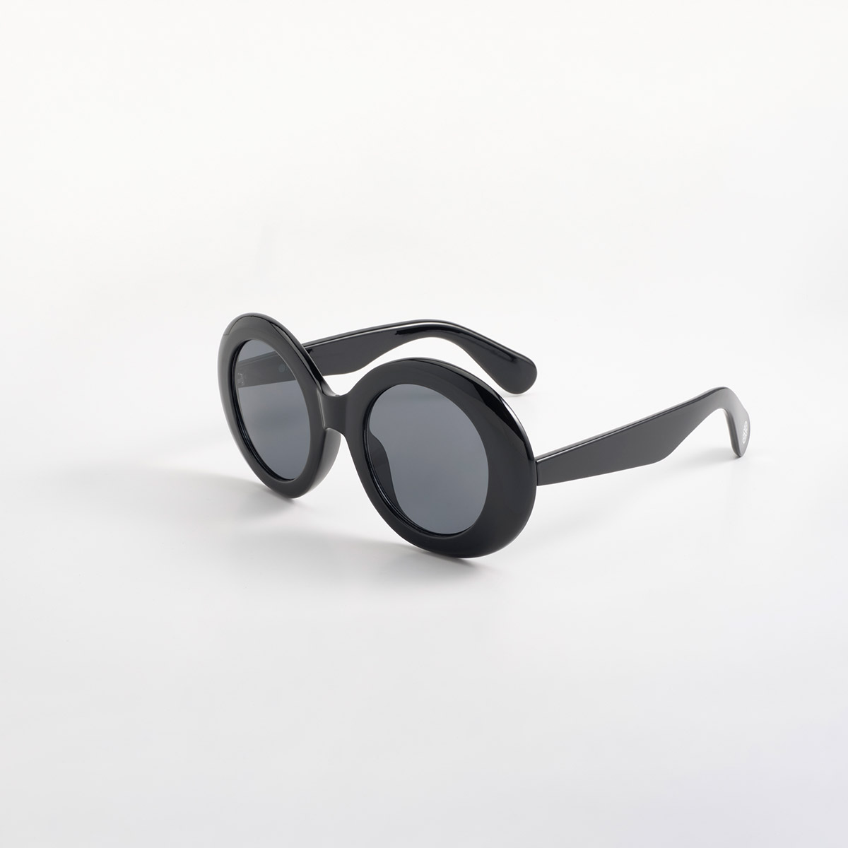 Lentes de sol negros con silueta redonda oversized y acabado brillante