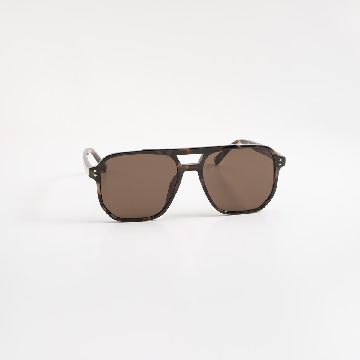 Lentes de sol carey con silueta cuadrada oversized y diseño contemporáneo