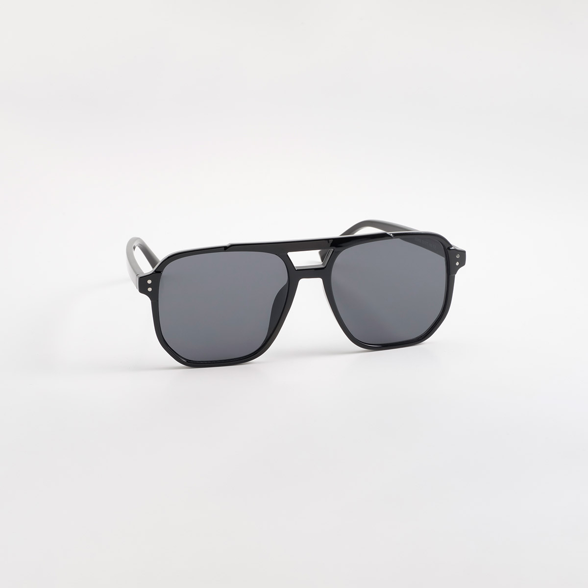 Lentes de sol negros con silueta cuadrada oversized y acabado moderno