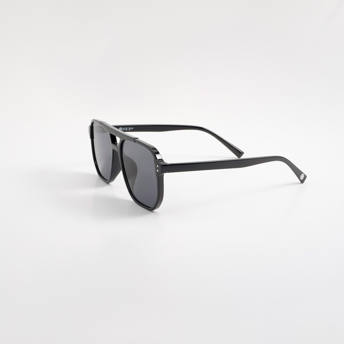 Lentes de sol negros con silueta cuadrada oversized y acabado moderno