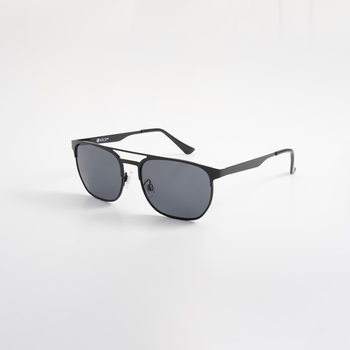 Lentes de sol metálicos negros con silueta cuadrada y acabado minimalista