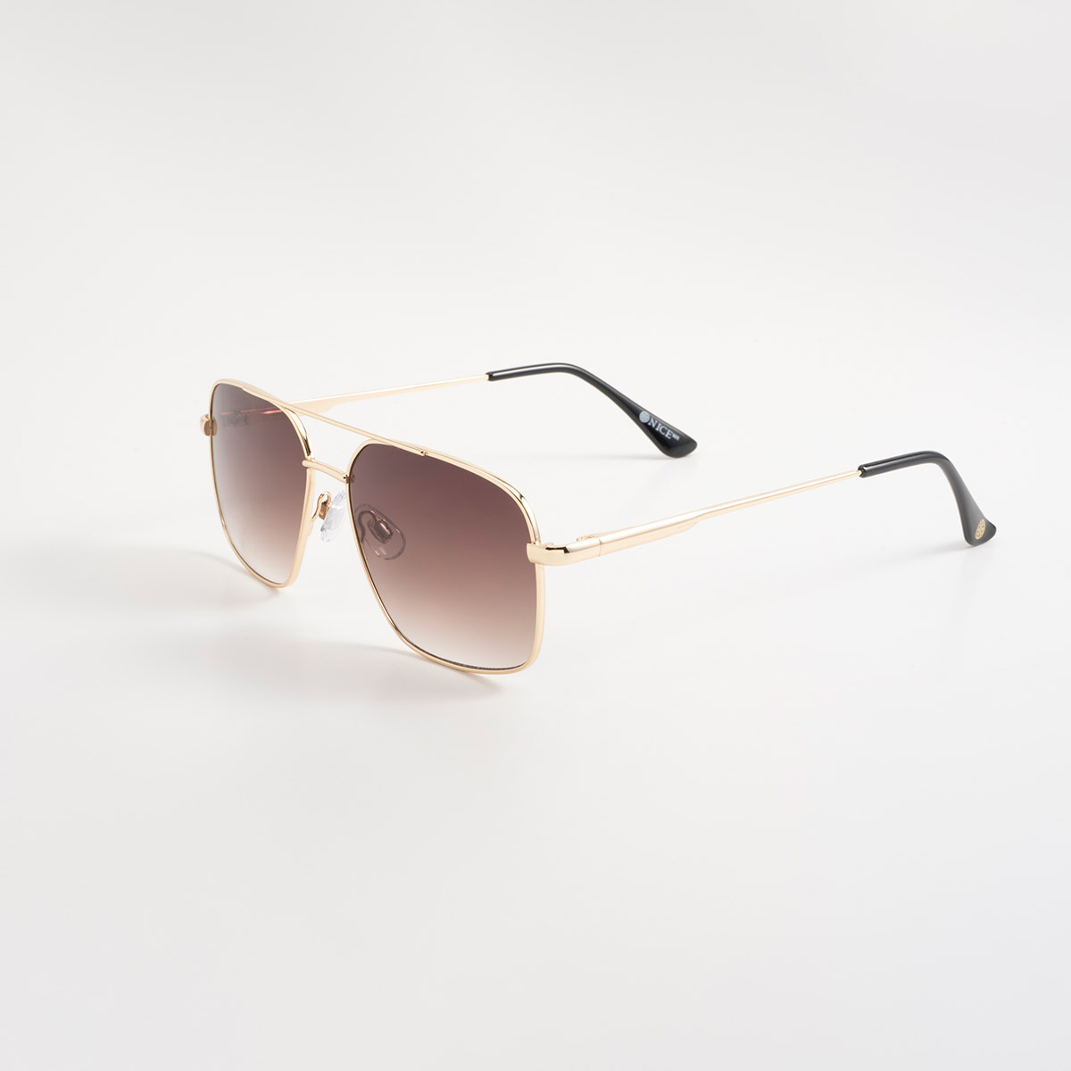 Lentes de sol dorados con silueta cuadrada y diseño metálico sofisticado