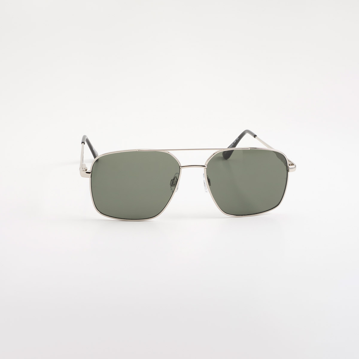 Lentes de sol plateados con silueta cuadrada y micas verdes contemporáneas