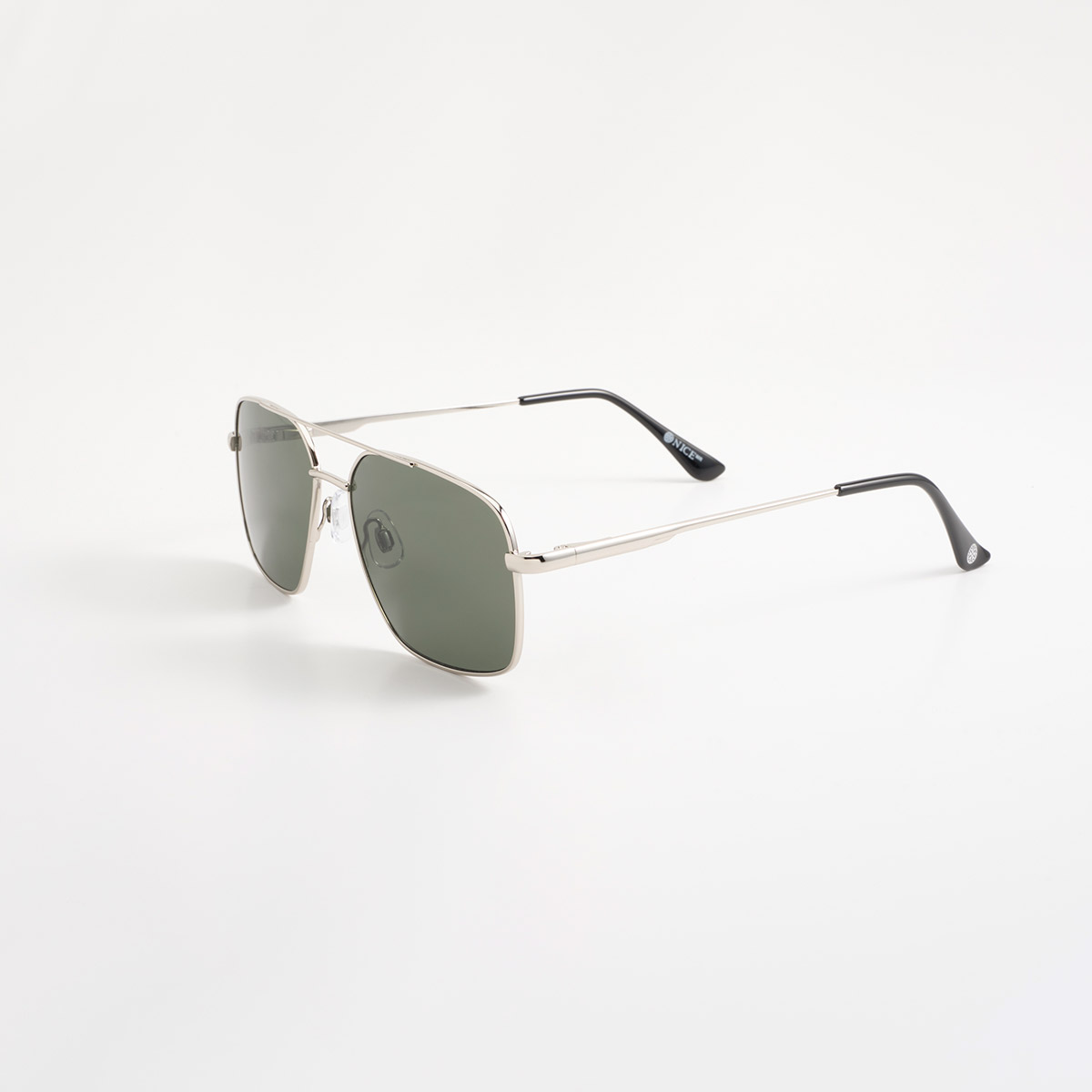 Lentes de sol plateados con silueta cuadrada y micas verdes contemporáneas