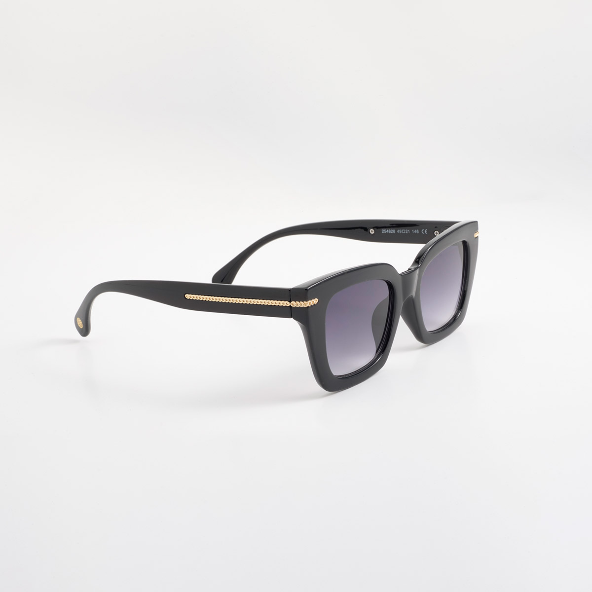 Lentes de sol negros con silueta rectangular y detalles dorados sofisticados