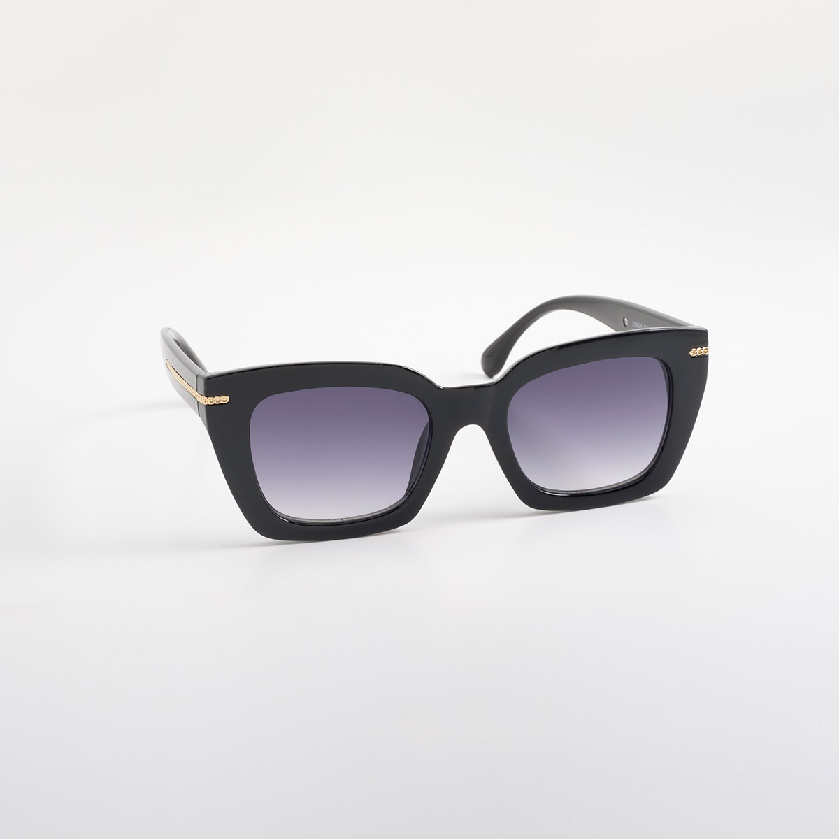 Lentes de sol negros con silueta rectangular y detalles dorados sofisticados