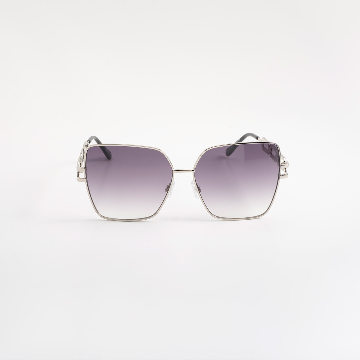 Lentes de sol plateados con detalles de eslabones y silueta cuadrada moderna
