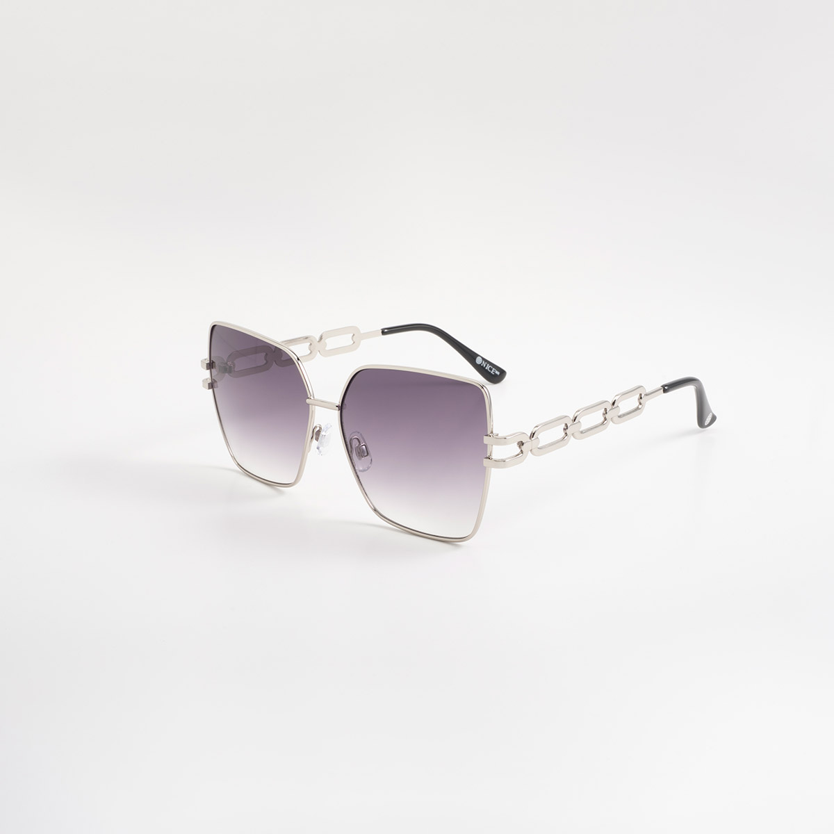Lentes de sol plateados con detalles de eslabones y silueta cuadrada moderna