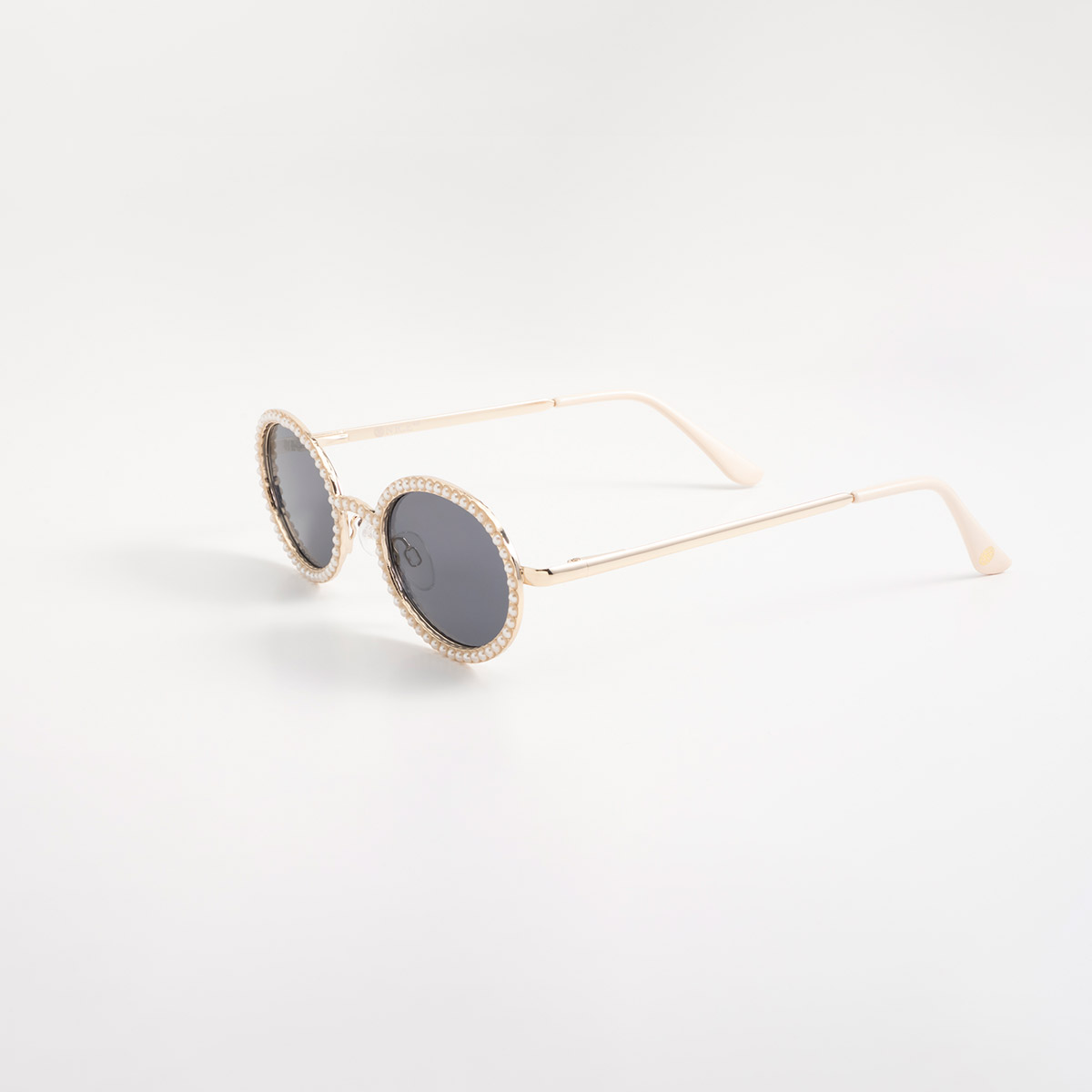 Lentes de sol dorados con silueta redonda y detalles tipo perla